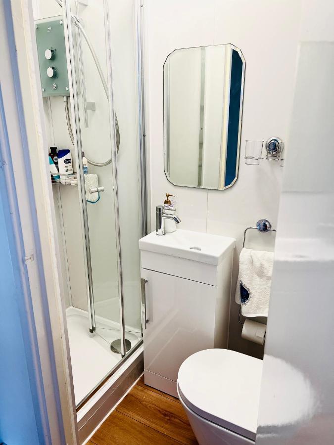 Modern Cosy Room With Private Bathroom Harrow Eksteriør bilde